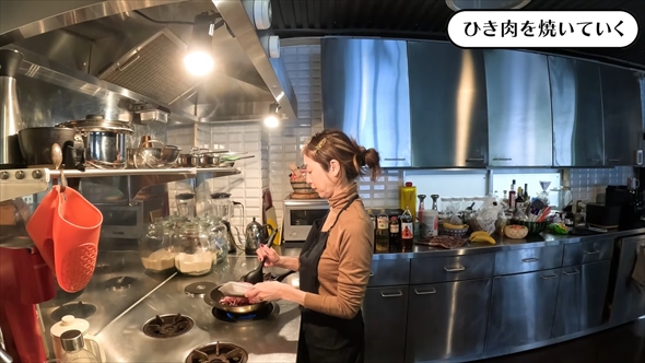 冷蔵庫の中にあるものだけ料理を作る高岡早紀