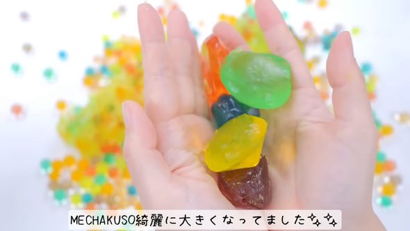 手のひらいっぱいにまで巨大化したビー玉サイズだったビーズ