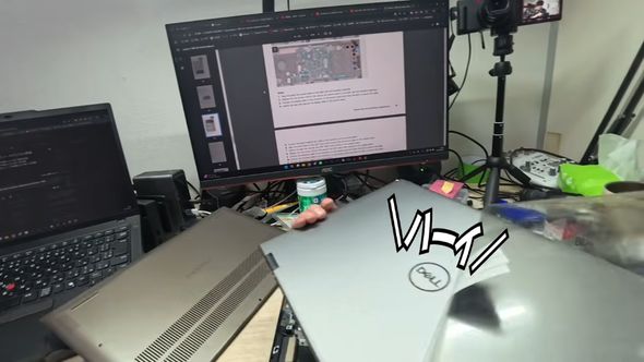 シルバーのディスプレイとブラウンのキーボードカバー