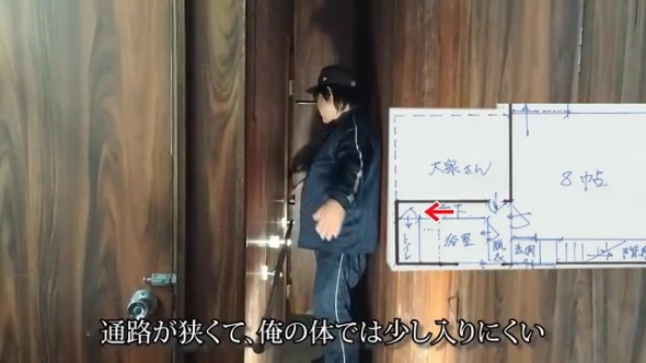 廊下を通る男性