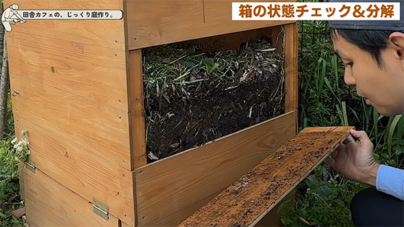 板を手に持つ男性