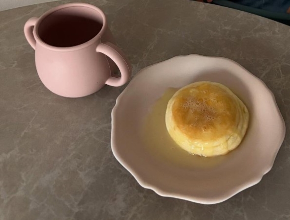 幼い娘のために焼いたパンケーキ