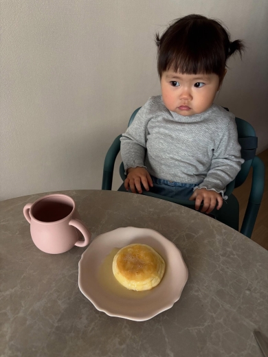 幼い娘のために焼いたパンケーキ