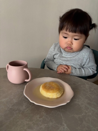 幼い娘のために焼いたパンケーキ