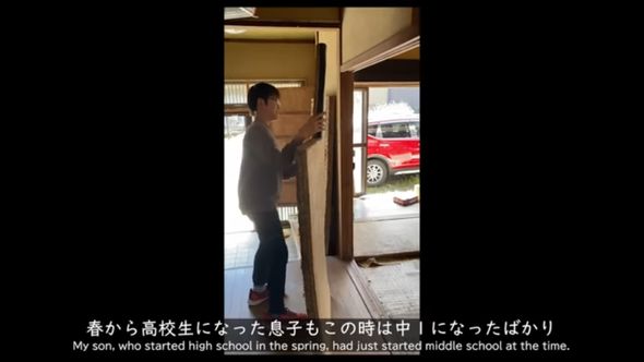 古民家の畳撤去を手伝う中学1年生の息子