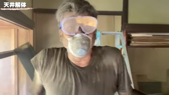 天井の解体作業でホコリまみれとなり全身が土色になった