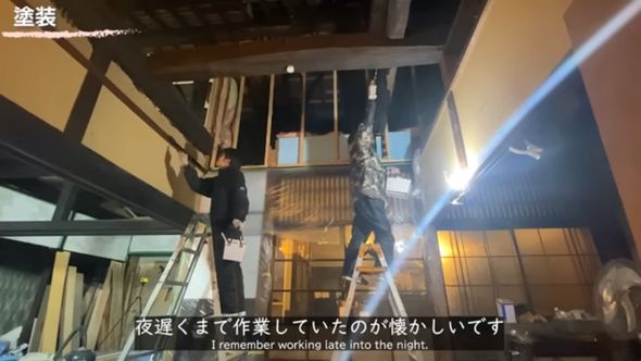 木材に防虫塗料を塗っていく様子