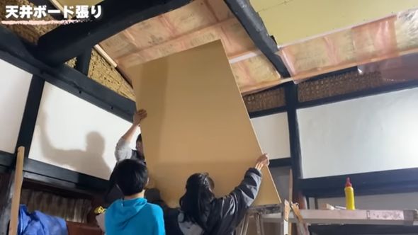 重たい天井ボードを張る作業