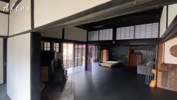 黒いタイルが高級感を出している完成したリビング