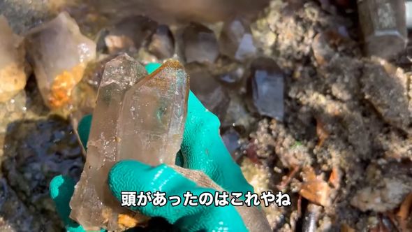 採掘した片方だけ頭付きの水晶