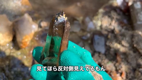 反対側にある投稿者の手袋が見えるほど透明度が高い水晶