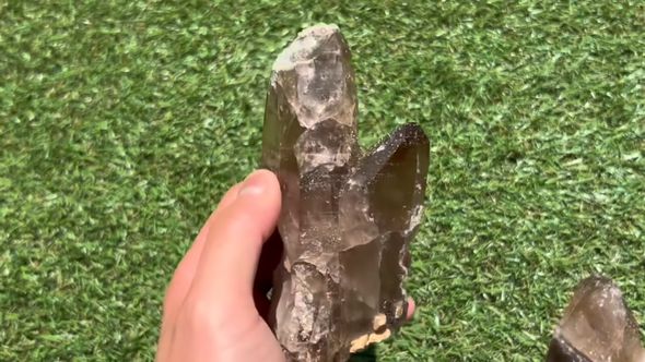 かけらをつなぎ合わせて頭部分を修復した水晶