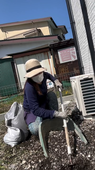 敷き詰められていた砂利の回収