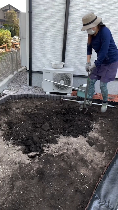 土を掘り返していく