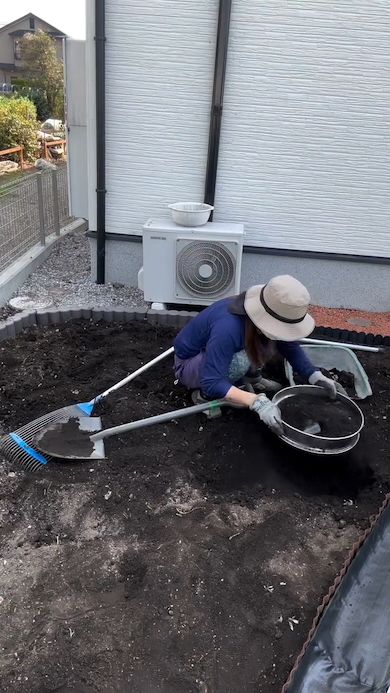 土をふるいにかける