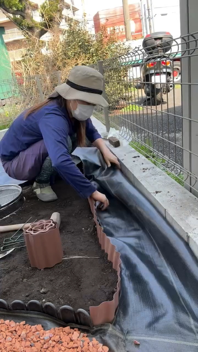 防草シートを敷く