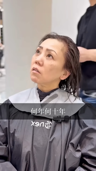 前髪を作るか悩む女性