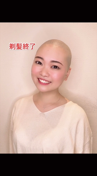 役作りでスキンヘッドにした女性