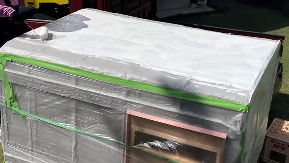 マスキングした状態でシェルの屋根を白く塗装