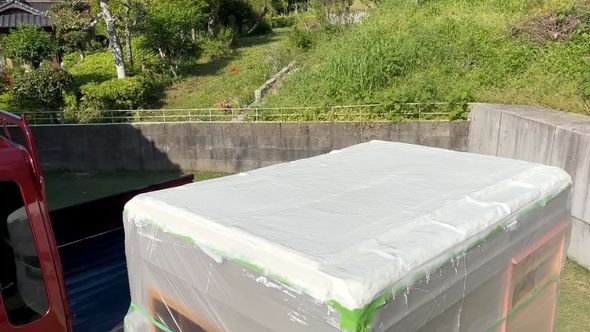 白く2度塗りされたシェルの屋根