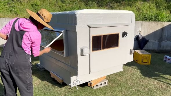 窓の内枠を白く塗る