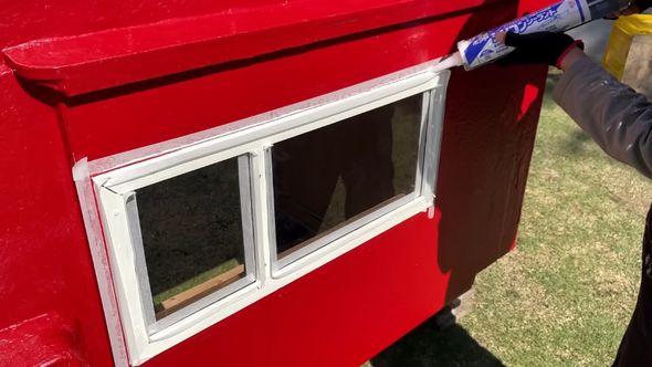 窓枠の隙間をコーキング剤で埋める