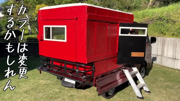 白と茜、黒で塗り分けられたシェル