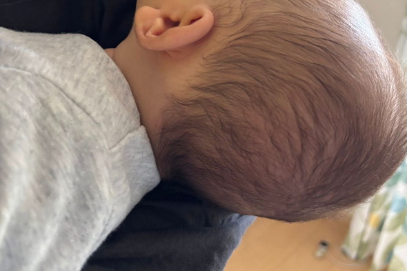 抱っこされている赤ちゃん