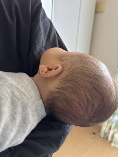 抱っこされている赤ちゃん