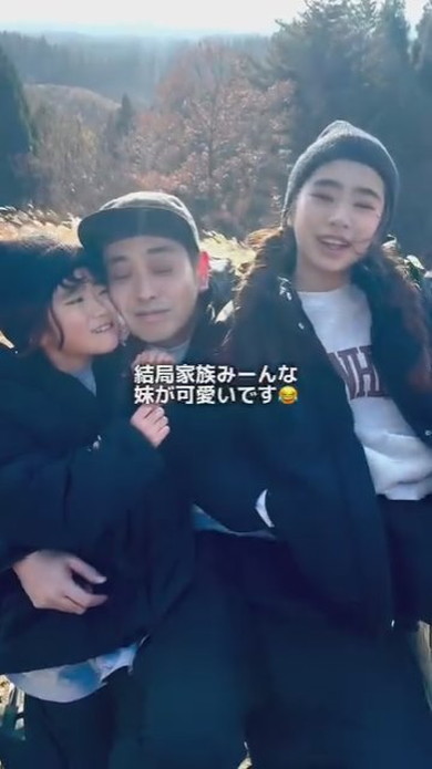 パパに寄り添う姉妹