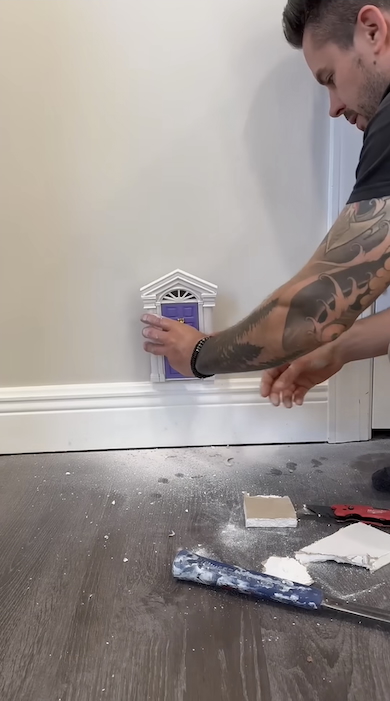 壁に開けた穴に小さなドアを設置