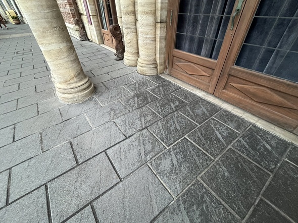 東京ディズニーシーの石畳をよく見ると……鳥肌モノの作り込みに考察白熱