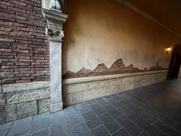 東京ディズニーシーの石畳をよく見ると……鳥肌モノの作り込みに考察白熱