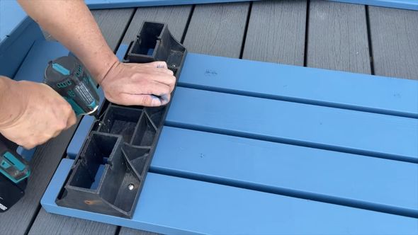 座面用の木材に付け根パーツを固定する