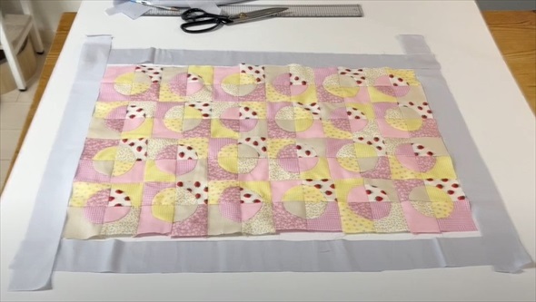 格安カット布を縫い合わせていくと