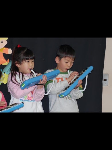 ハーモニカを吹く子ども