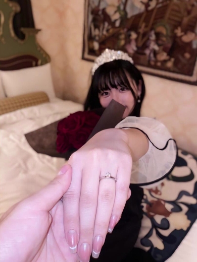 指輪をした女性