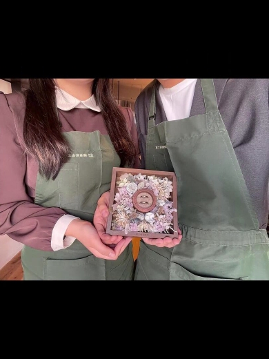 指輪を持つ男女