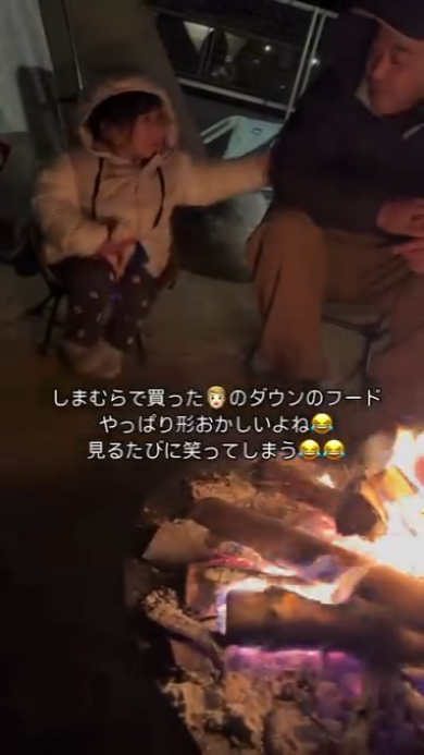 パパの隣に座る娘ちゃん
