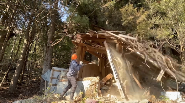 倒壊しそうな小屋の解体