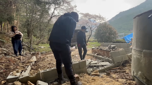 倒壊しそうな小屋の解体