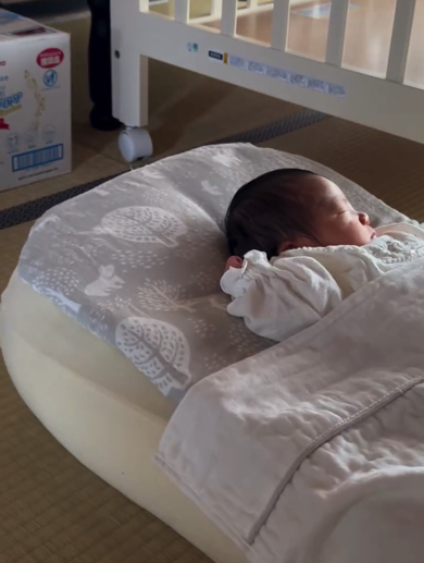 お部屋ですやすや眠る赤ちゃん