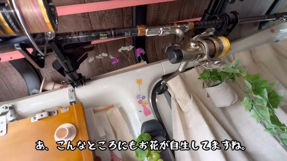 壁面に貼ったシールと飾り付けられたフェイクグリーン