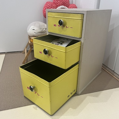 鳩サブレーの缶を引き出しとして組み込んだ家具職人製のタンス