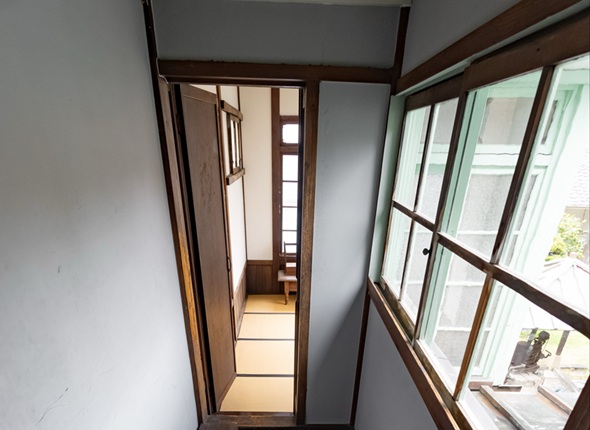 やや入口が狭い勉強部屋