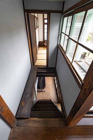 階段の真上にある細い通路を通って入る勉強部屋