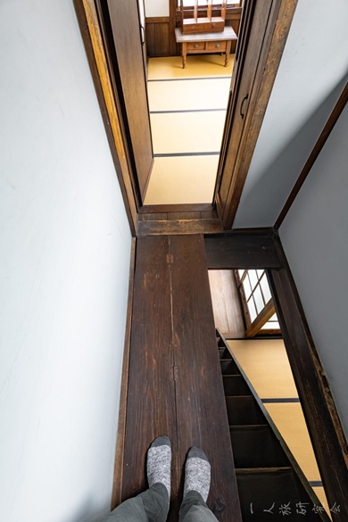 階段へ落下しそうなほど狭い通路