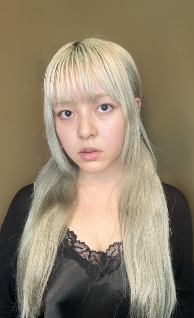 メイク前の金髪の女性