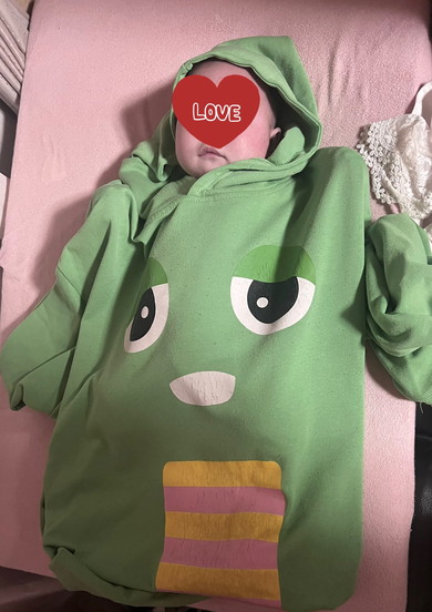 ガチャピンの大人の服を着ている赤ちゃん