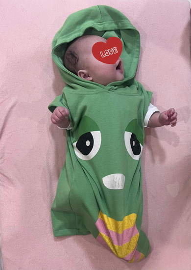 リメイクしたベビー服を着ている赤ちゃん